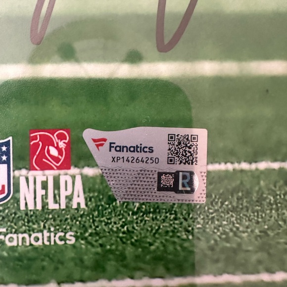 2 Leighton Vander Esch autograph photos (1)16x20 (1) 11x14 fanatics authenticity - Picture 9 of 9